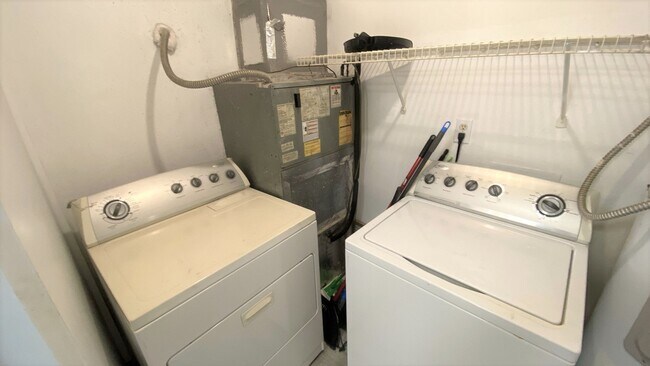 Building Photo - Updated 3/2 w/ Stainless Steel Appliances,...