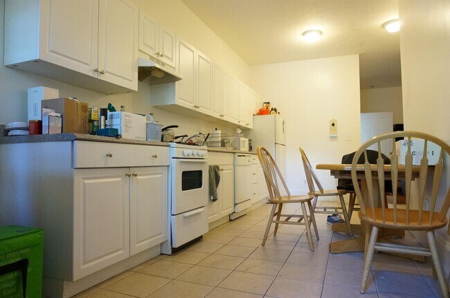 Building Photo - Large 2 bed unit on the Green Line with heat and water included!