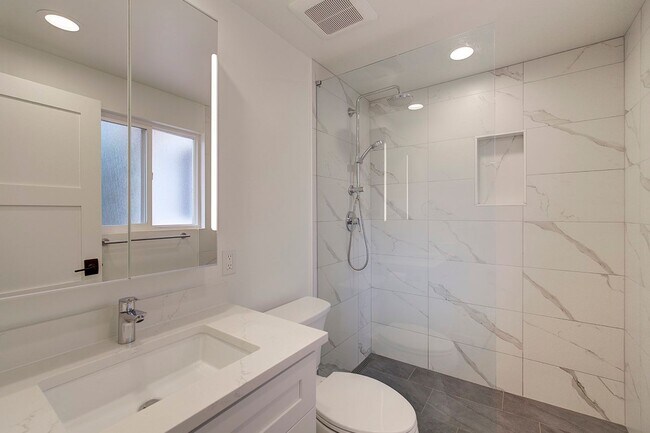 Building Photo - 3Bd/1.75Ba Bellevue House
