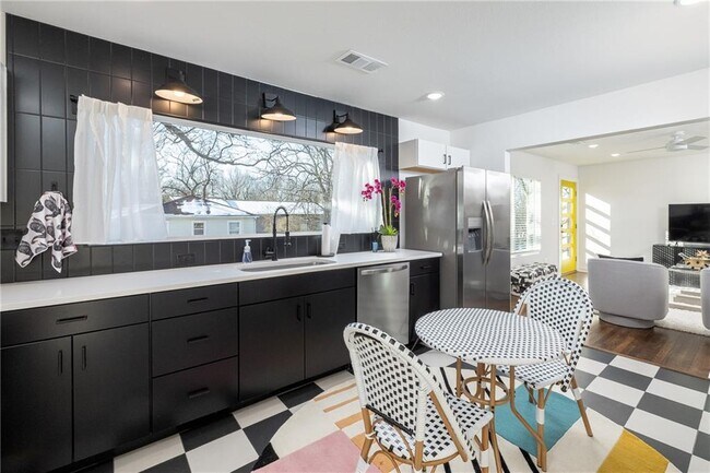 Building Photo - 568 E Rebecca St