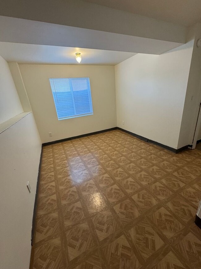 Building Photo - Beautiful 4 bedroom house avail 6/12