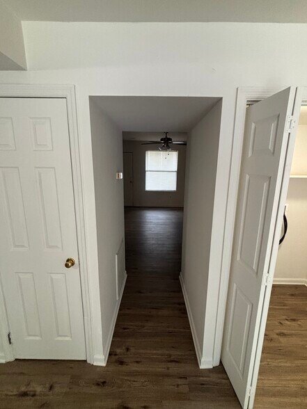 Hallway to the living room - 11425 Alanridge Ln