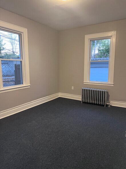 Building Photo - 562 N Maple Ave