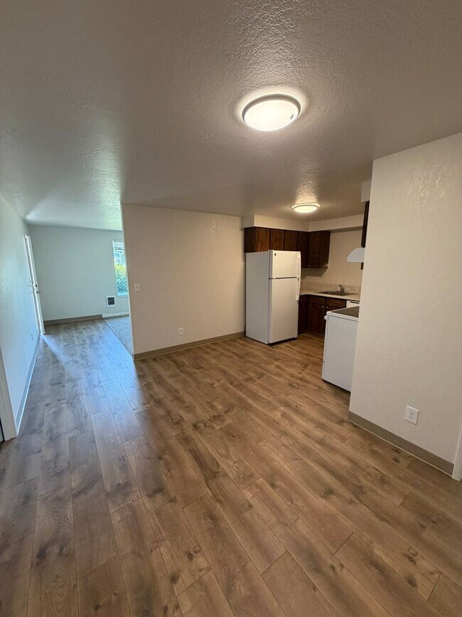 Building Photo - Charming 2 Bedroom Duplex With Fenced Yard In Quiet Neighborhood!