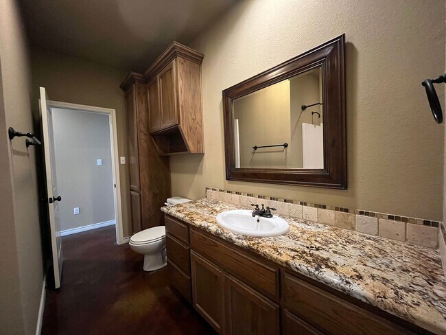 Building Photo - Single Family Home:  4 bedroom, 2 bath