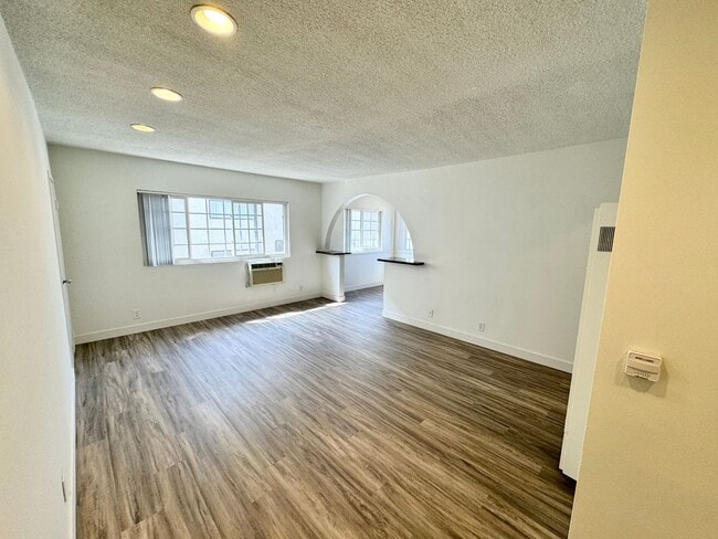 Interior Photo - mid363
