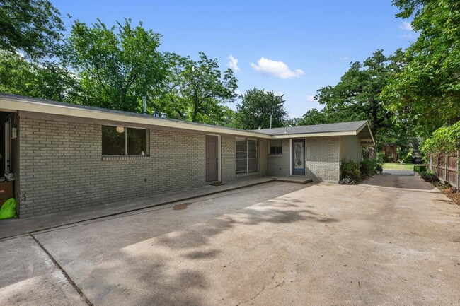 Building Photo - 1706 Palma Plaza