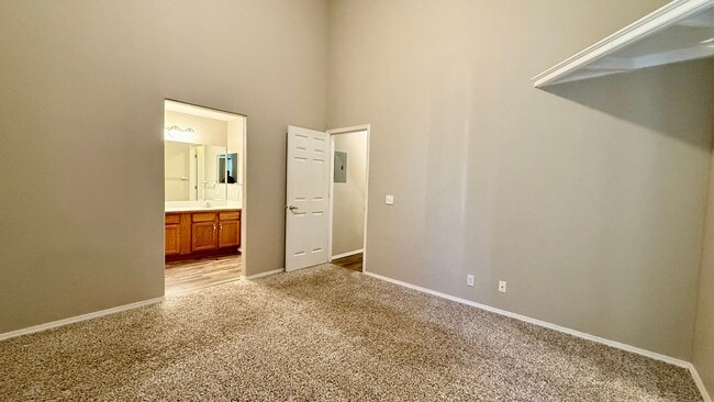 Building Photo - Upper-level condo