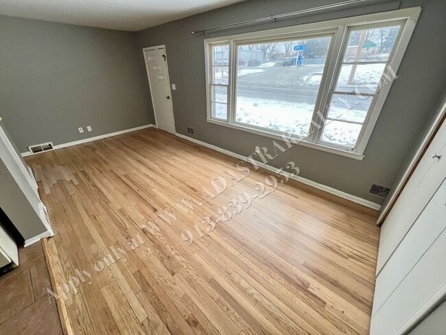 Building Photo - Updated 2 Bedroom 1 Bath House in North KC-Available NOW!!