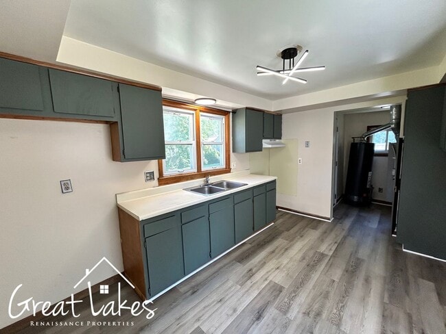 Building Photo - Cozy 2 Bedroom 1 Bathroom now available fo...