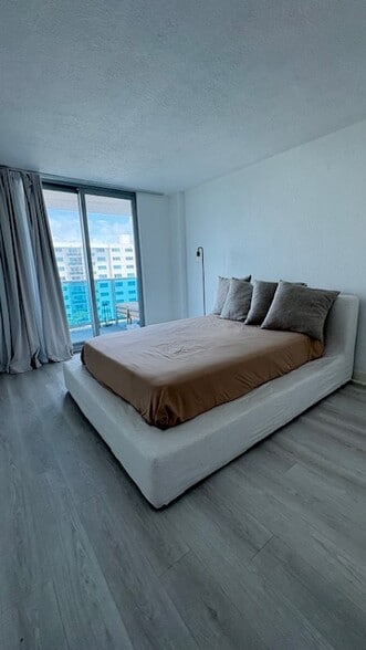 Building Photo - 7501 E Treasure Dr