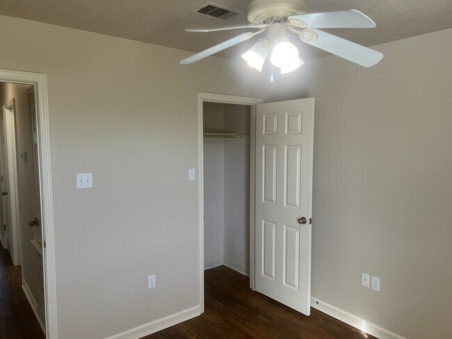 Building Photo - 3 Bed 2 Bath Home