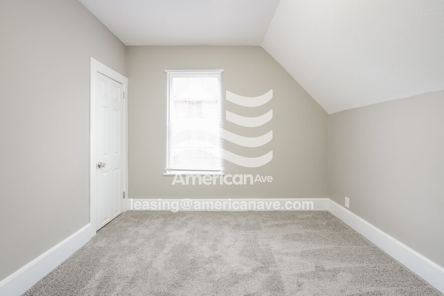 Building Photo - 924 E Dayton St