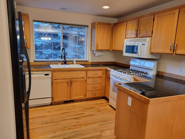 Building Photo - Newly painted  2,000+ sq home with RV parking