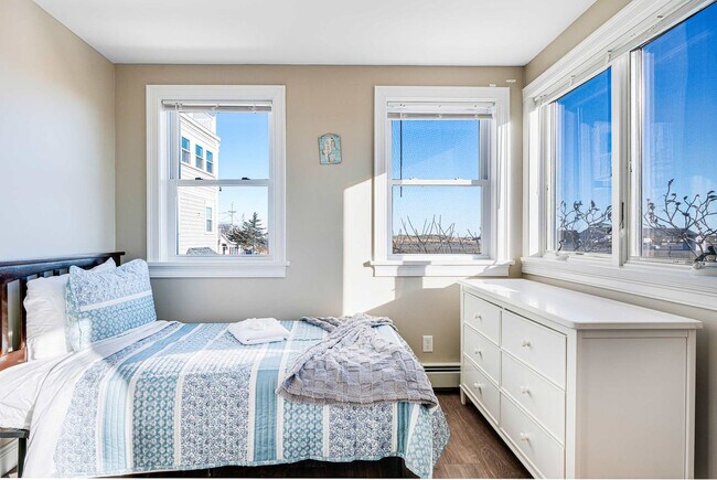 Building Photo - 12 Epping Ave