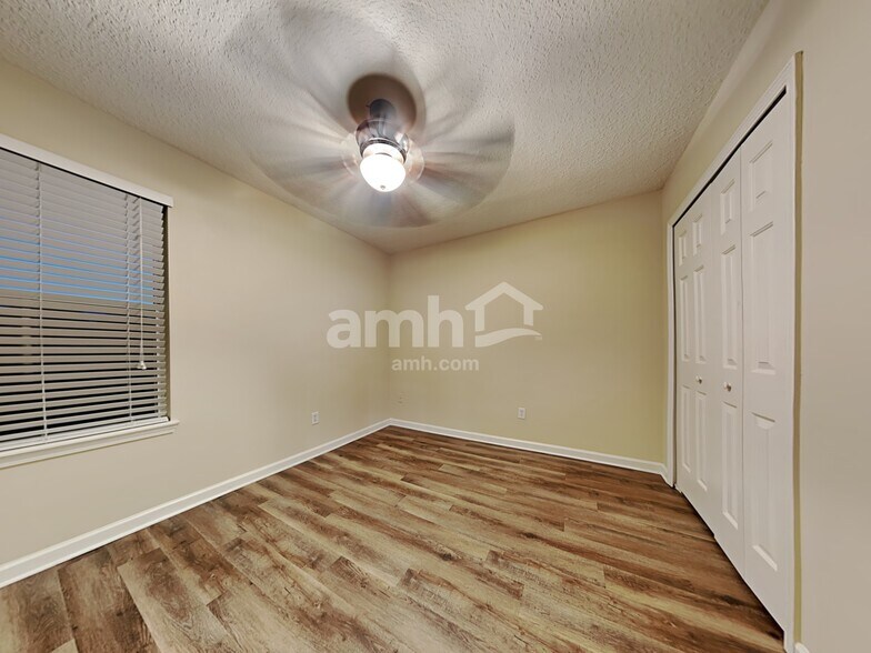 Building Photo - 2884 Alaskan Way