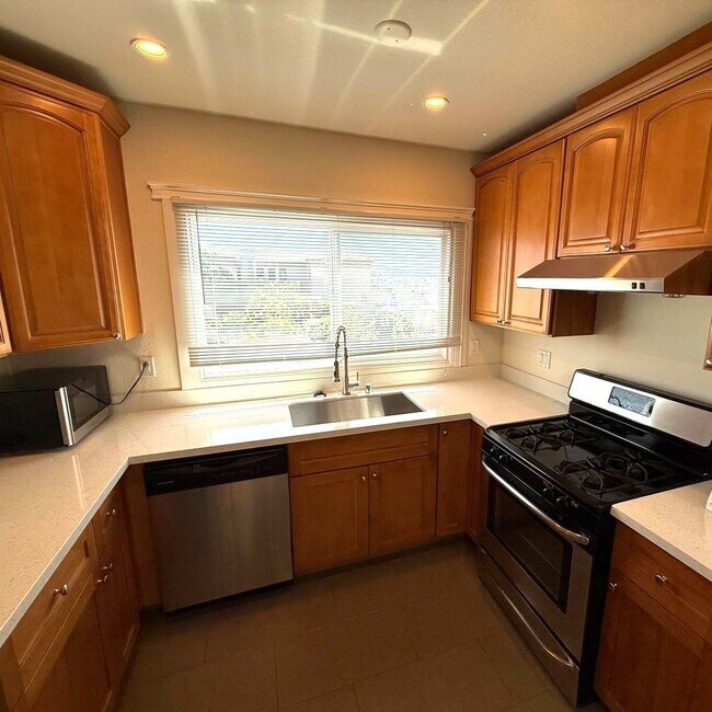 Building Photo - Sunlit 3-Bed, 2-Bath Home Steps from Balbo...