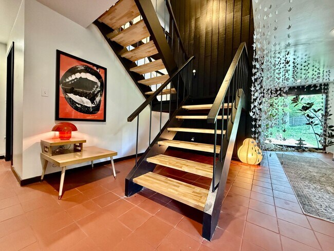 Building Photo - 527 Valewood Ln