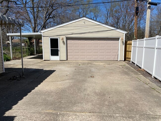 Building Photo - 3br 1bth 2cg. Huge back yard