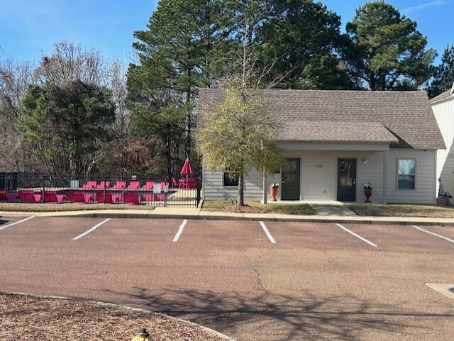 Building Photo - 1200 Taylor Cottage Cove