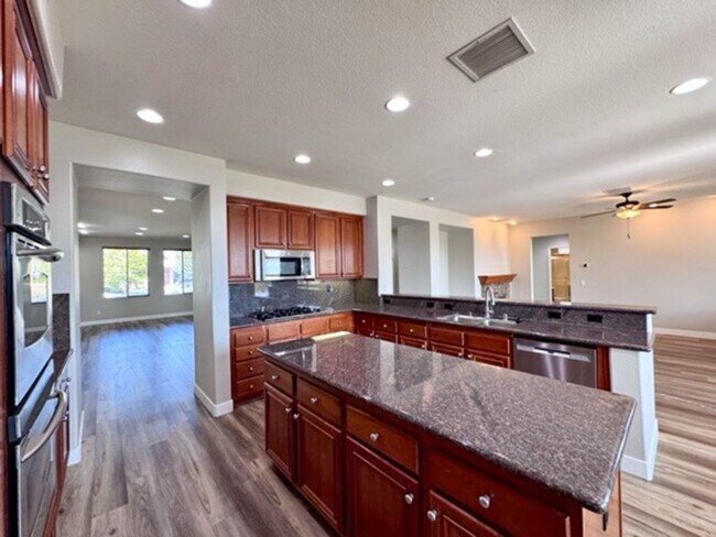 Building Photo - Oversized 5 bedroom Copper Canyon Murrieta...