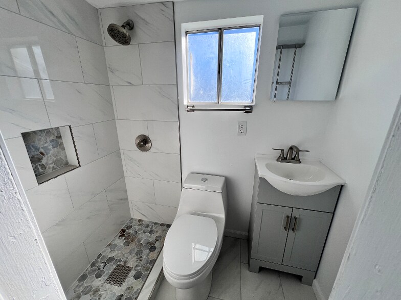 Building Photo - 1318 W Monroe St