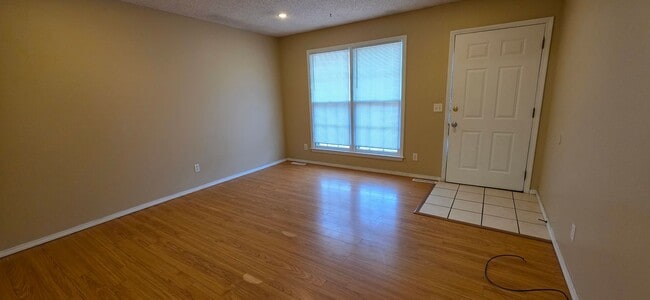 Building Photo - 3 Bedroom 2 Bathroom home in Kickapoo Schools! $1295!