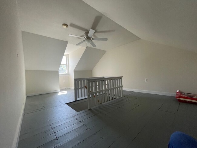 Building Photo - 2 bedroom 1 bathroom