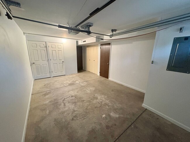 Building Photo - 2 bedroom 2 bath condo