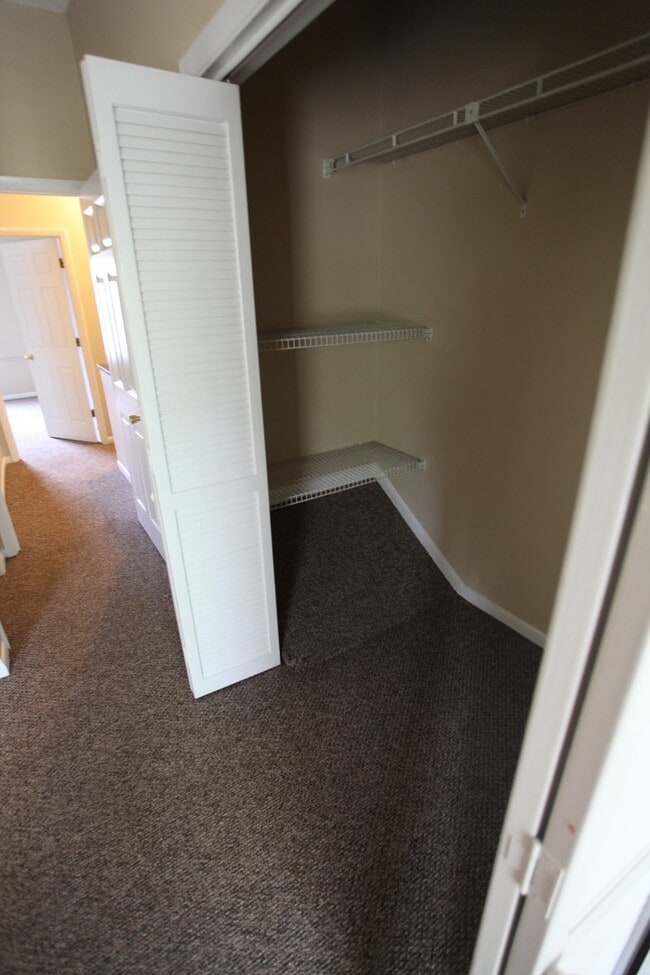 Building Photo - 2 Bed, 2 Bath Apartment – Close to Shoppin...