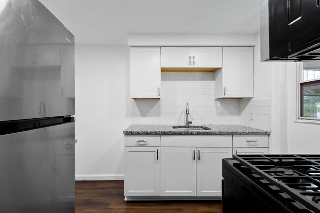 Primary Photo - Stunning 2 bedroom home in Dormont availab...