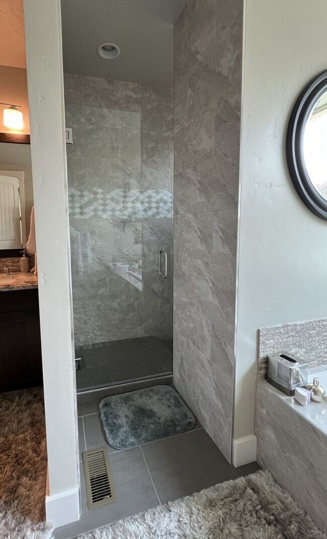 Building Photo - Beautiful custom built home with 4 bed 3.5...