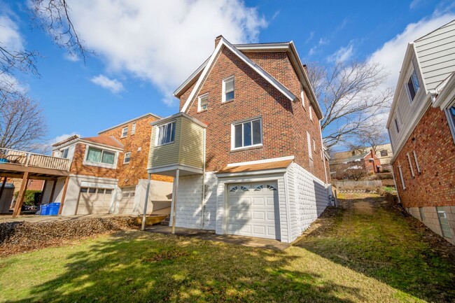 Building Photo - Beautiful 3 Bedroom House in Carrick Available May 1!