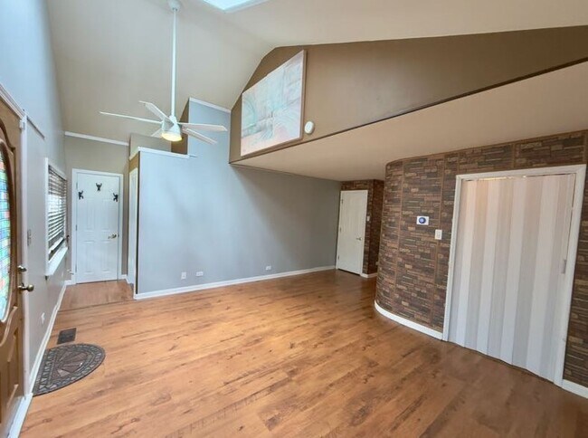 Building Photo - 24633 W Passavant Ave
