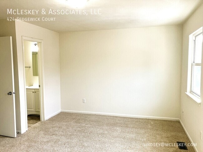 Building Photo - 424 Sedgewick Ct