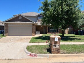 Building Photo - Available Now! - 3 bedrooms 2.5 bath