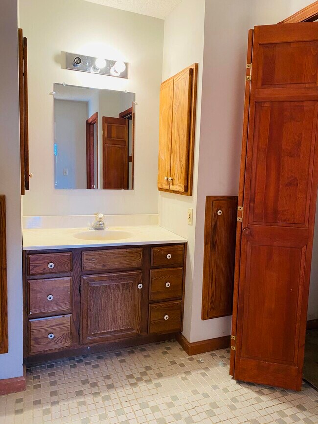 Building Photo - 41 E Hinton Rd