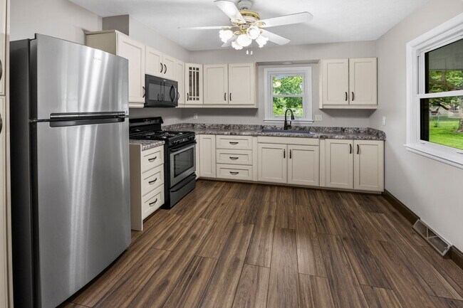 Building Photo - 3 Bedroom 2 Bath 2 Stall Garage Urbandale