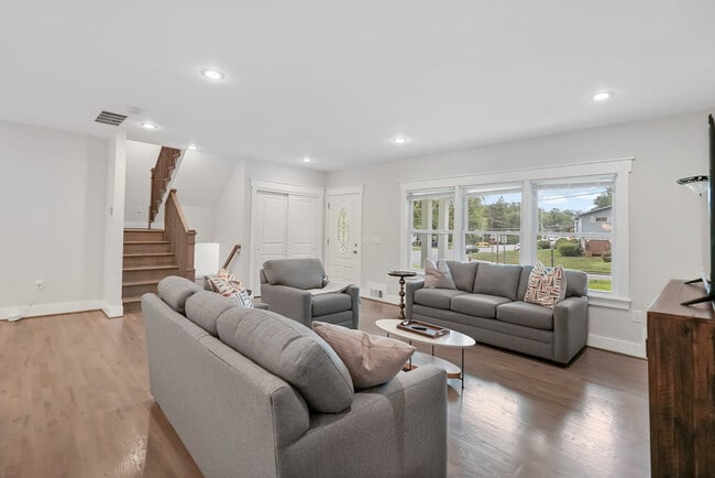 Building Photo - 4400 Weyburn Dr