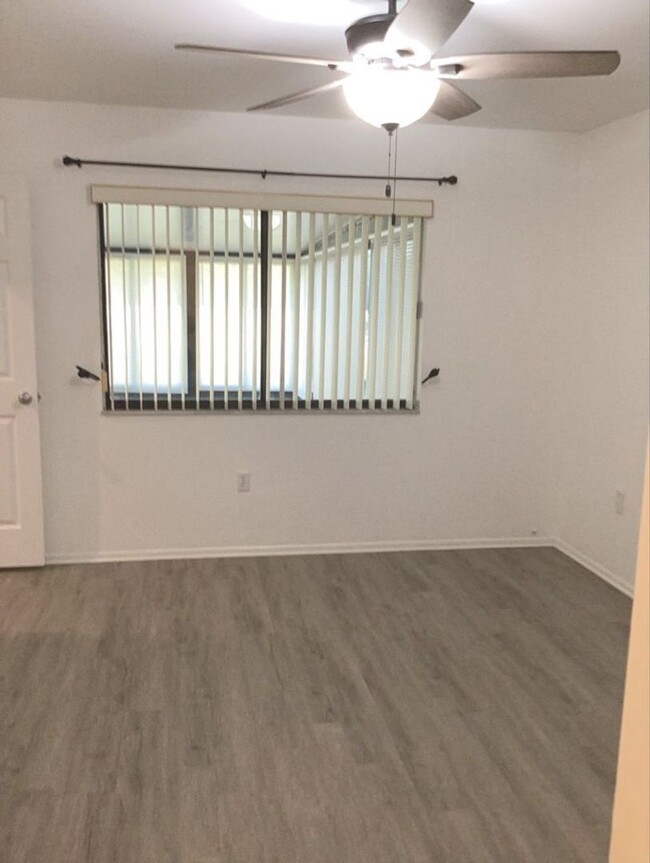 Building Photo - Beautiful townhome!