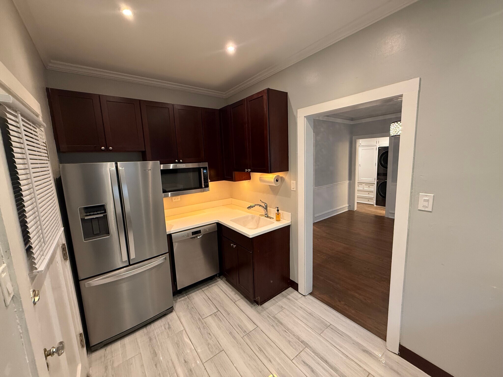 Building Photo - 534 W Brompton Ave