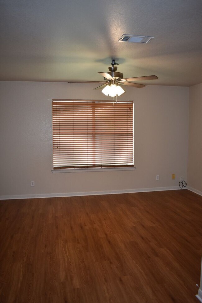 Building Photo - 837 Lakeview Dr