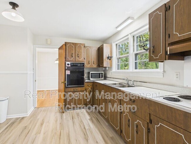 Building Photo - 8909 Avalon Dr
