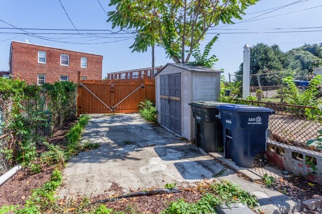 Building Photo - Trinidad Rowhome | 2 Bed | 1 Bath | 800 Sf | Large Fenced-In Front Porch & Fenced-in Backyard | 2...
