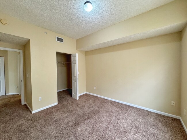 Building Photo - Las Palmas 2-bedroom/2 bath condo!