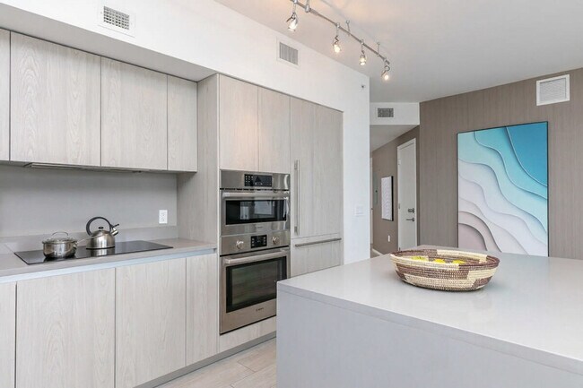 Building Photo - 4010 S Ocean Dr