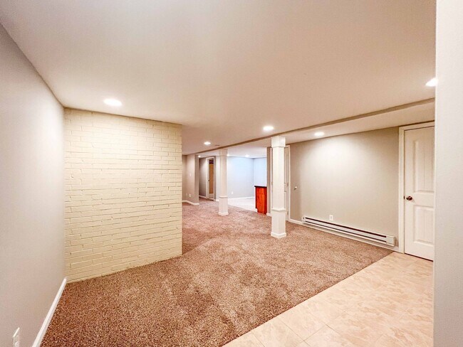 Building Photo - 5/3 updated Mid-Century Modern with original hardwoods