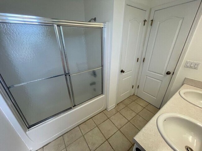 Building Photo - Navarre - 3 bedroom, 2 bathroom