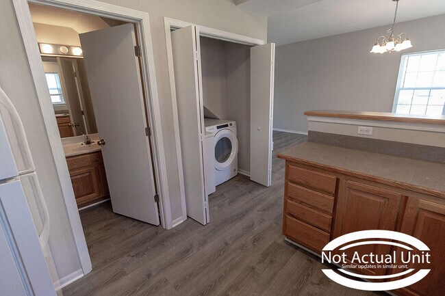 Building Photo - 5000 Derby Ridge Dr