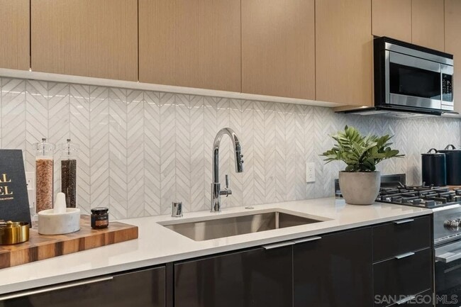 Building Photo - 525 Olive St